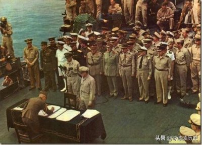 ​1945年日本投降仪式实照，图6低头像中国人交投降书