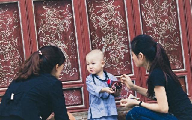 寺庙中最萌的小和尚