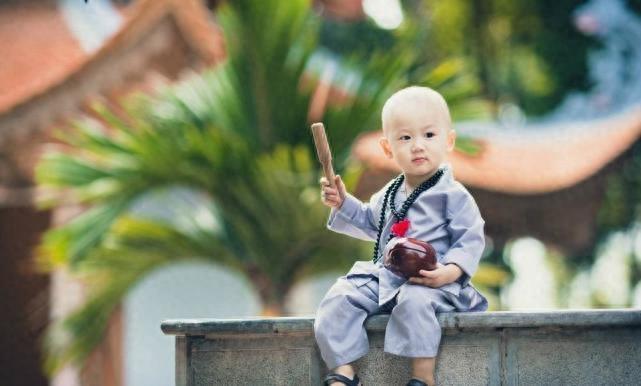 寺庙中最萌的小和尚