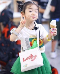 ​戚薇李承铉女儿Lucky圈粉，可爱又搞怪，简直是天生喜剧人