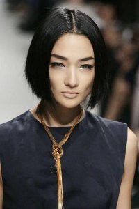 ​日本顶级超模富永爱高调复出，紧身衣短得离谱，39岁状态太能打了