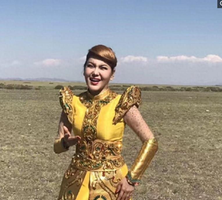 演艺圈的乌兰图雅近照曝光，网友，看上去她的笑容十分迷人