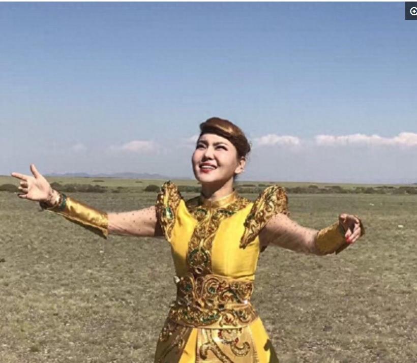 演艺圈的乌兰图雅近照曝光，网友，看上去她的笑容十分迷人