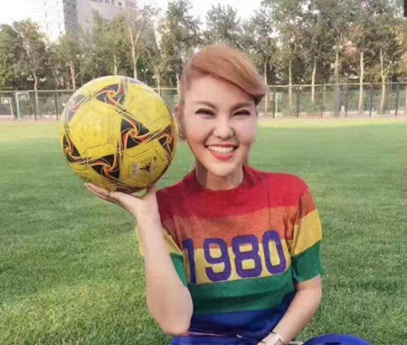 演艺圈的乌兰图雅近照曝光，网友，看上去她的笑容十分迷人