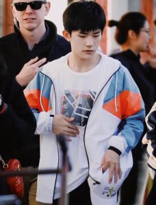 ​易烊千玺机场被拍，全程用手摁肚子，原因爆出，网友傻眼了！