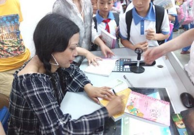 ​著名儿童文学作家“辫子姐姐”郁雨君走进昌江