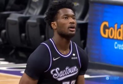 ​达米安-琼斯单场至少15分15板6帽 比肩考辛斯&队史近48年第4人