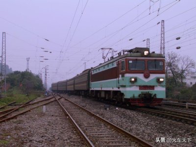 ​十几年前西南铁路常见的一款电力机车 如今大部分已经退役
