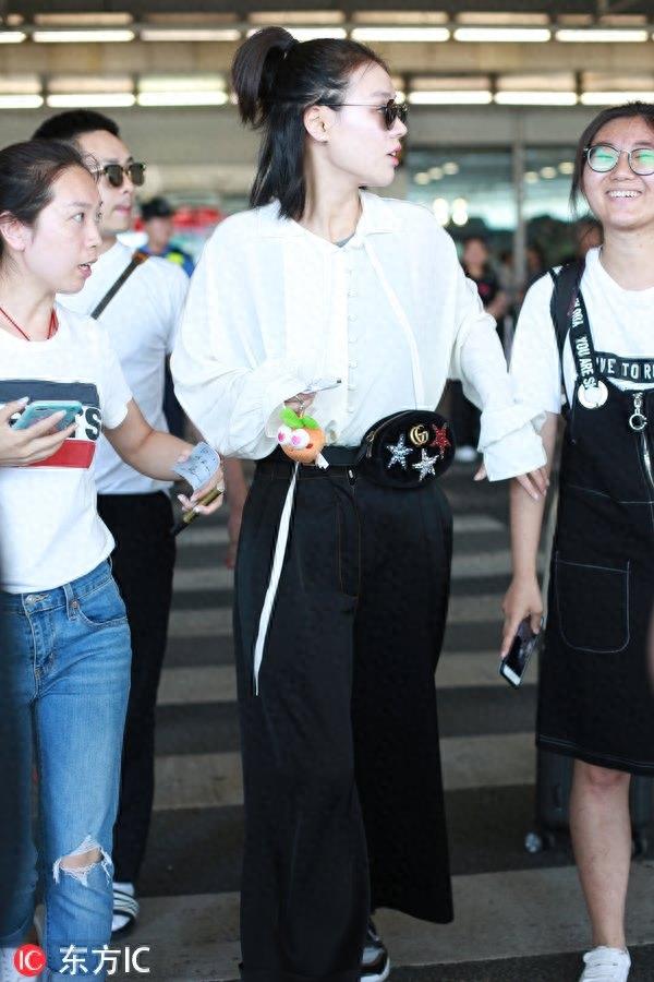 马思纯的真实身高是多少?穿平底鞋比身旁很多妹子都高一头