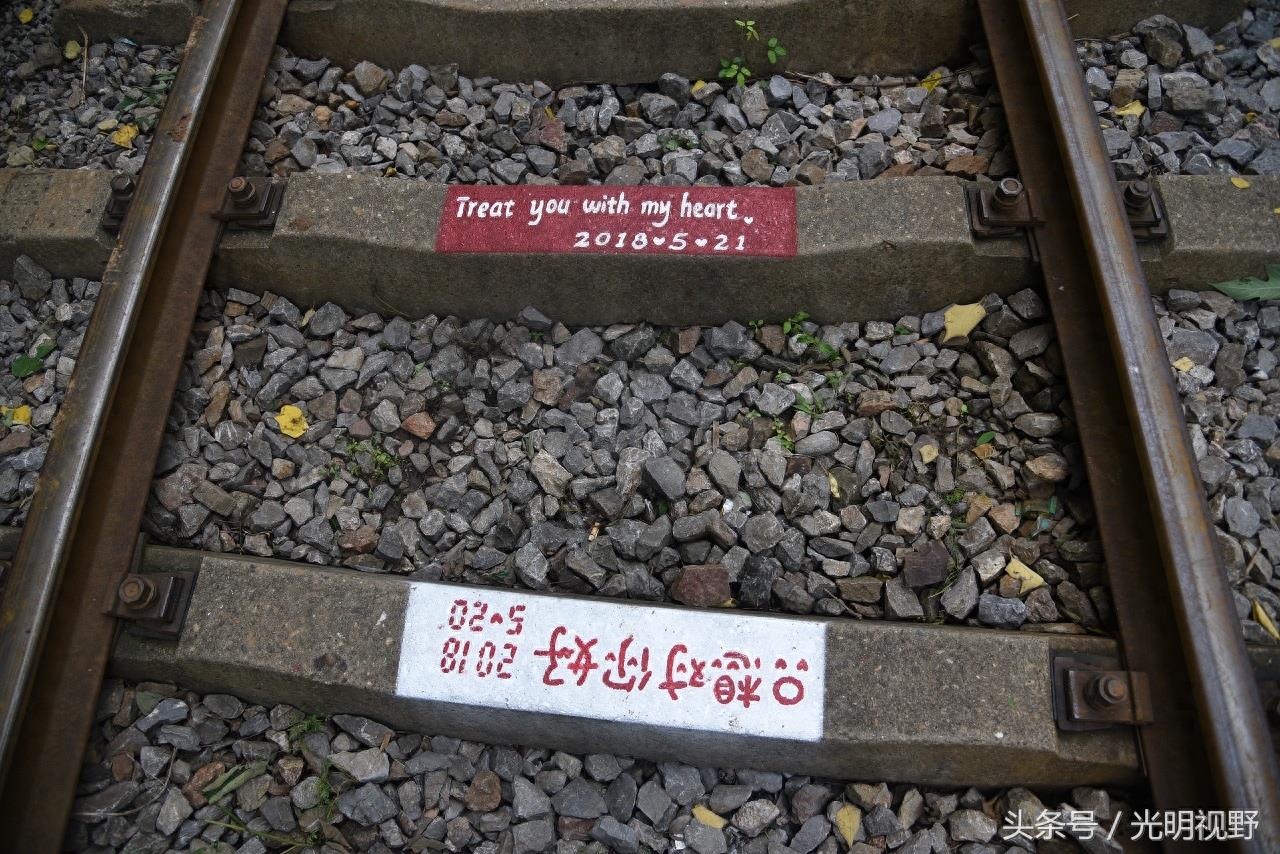 南京：“爱情隧道”又火了！铁轨上密密麻麻都是“爱情誓言”涂鸦