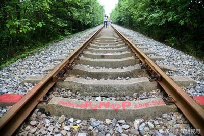 ​南京：“爱情隧道”又火了！铁轨上密密麻麻都是“爱情誓言”涂鸦