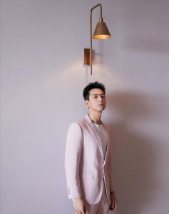 ​李现首次挑战寸头，照片晒出，粉丝：现男友就是现男友