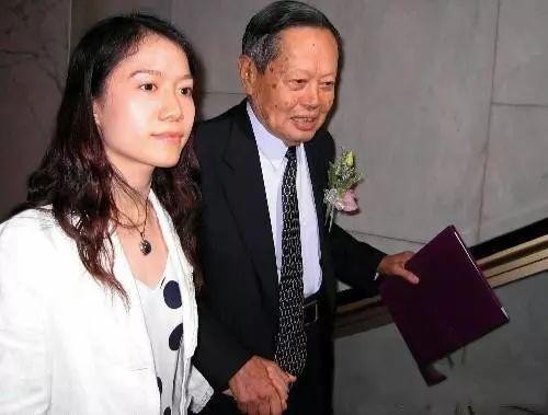 杨振宁年收入多少翁帆有收入有自己工作吗?杨振宁给翁帆多少财产