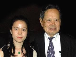 杨振宁年收入多少翁帆有收入有自己工作吗?杨振宁给翁帆多少财产