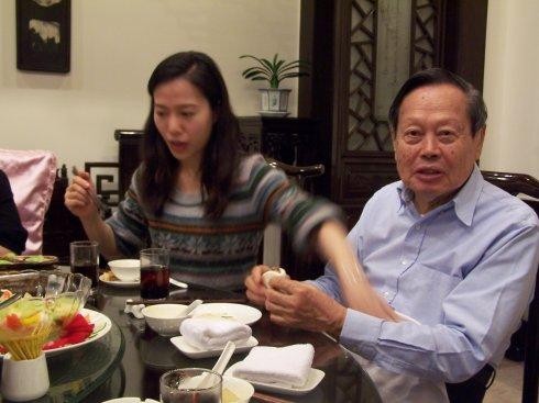 杨振宁年收入多少翁帆有收入有自己工作吗?杨振宁给翁帆多少财产