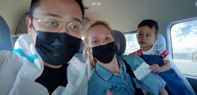 ​云飞、热妮娅和父母终于团聚，爷爷第一次看到孙子，亲情溢出屏幕