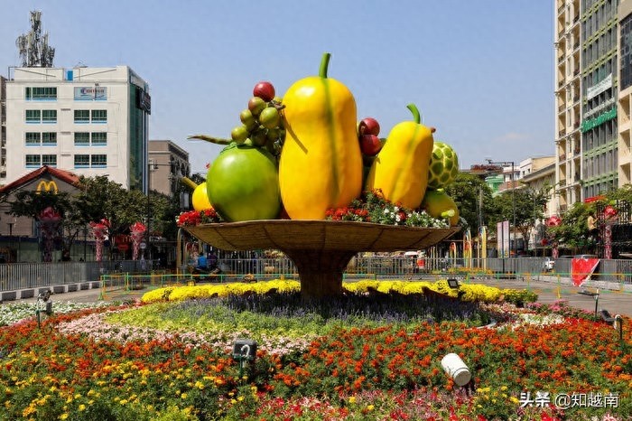 越南最大春节花街开幕：农历鼠年生肖十分可爱，洋溢着浓浓的年味