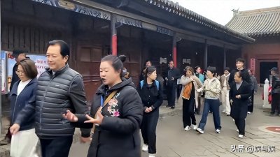 ​72岁唐国强近况曝光，网友：这才是最正常的