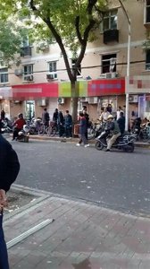 ​石家庄一居民楼突发巨响窗户崩碎，当地：系燃气操作不当泄漏，无伤亡