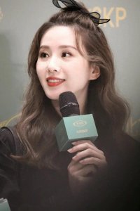 ​刘诗诗卷发高马尾造型少女感十足