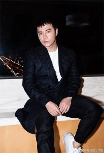 ​自媒体发文称陈思成“出轨”并背着妻子买巨额保险，一审被判赔偿8万元