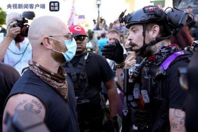 ​美国肯塔基州发生两派示威者对峙事件