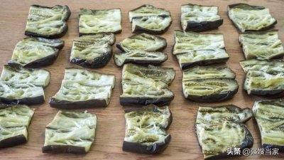 ​晒茄子干，有人直接晒，有人焯水，都不对，用对方法茄子才干得快