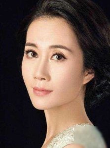 ​出道多年不火，被称“烂片女王”，为拍戏吃媚药，42岁仍单身