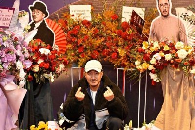 ​胡军晒全家福：老婆的脸，女儿1米8的个子，把胡军的风头全给抢了