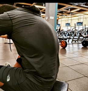 ​张国立儿子回四川老家！健身露黑大腿秀腱子肉，首次提被封杀事件