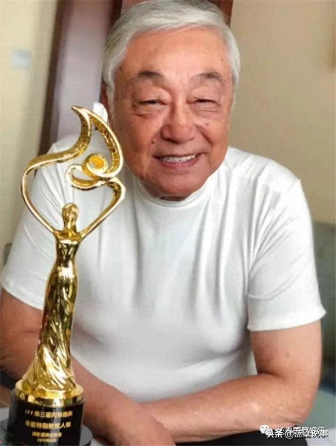 记得《射雕》“黄老邪”吗?如今“蓉儿”不在“老人家”85 岁了