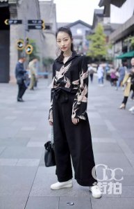 ​成都美女街拍：抓住三月的尾巴，放肆美吧