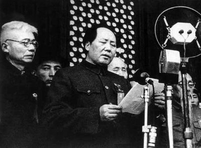 ​他既是国民党的创始人，也是共产党的创始人，还主持开国大典