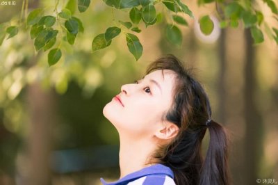 ​“最美校服少女”笑容甜美可爱，网友：和奶茶妹妹一样清纯