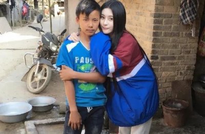 ​《变形计》后，杨馥宇再次回村看村爸和弟弟，合照姿势很圈粉