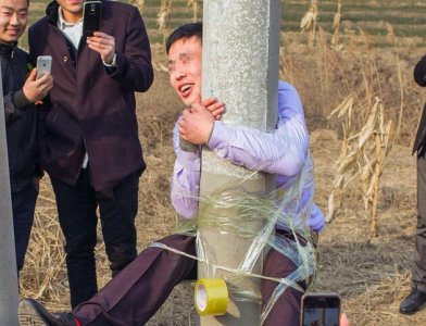 ​新郎被绑电线杆求饶 真相是什么？