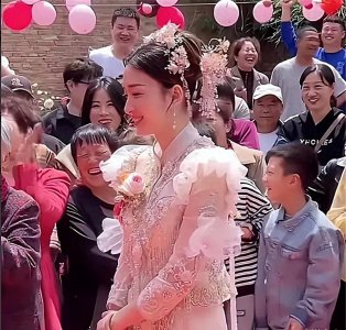 ​安徽一婚礼上新娘美出圈，一颦一笑令人心动，村民：新郎有福气