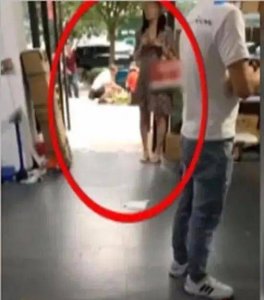 ​“街拍”跑偏 瞄准女生裙底的黑色产业链如何监管？