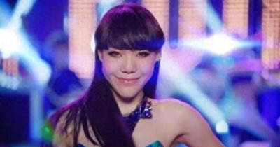 ​从纽约时代广场到县城卖力商演，吴莫愁怎么突然就不红了？