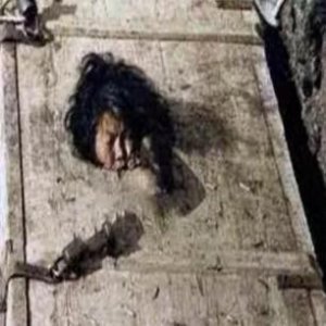 ​晚清女子刑罚老照片：妇女不守妇道被浸猪笼，女子衣衫不整被游街