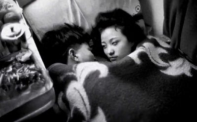 ​日本女人大胆私密照曝光：半褪衣衫伺候客人，衣不遮体坐进木盆！