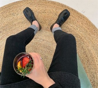 ​最近火了一对鞋子，它叫“猪蹄鞋”，比靴子好穿，比平底鞋更时髦