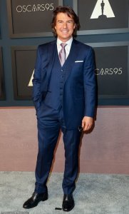 ​60岁汤姆·克鲁斯也老了！皱纹清晰可见，被女星捧起脸皮肤太松弛