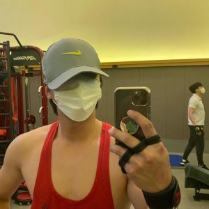 ​张根硕晒健身照，卧推100公斤，花美男变成肌肉型男