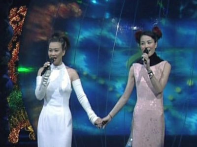 ​视频: 王菲 那英《相约1998》 不忘经典80后必看的MV