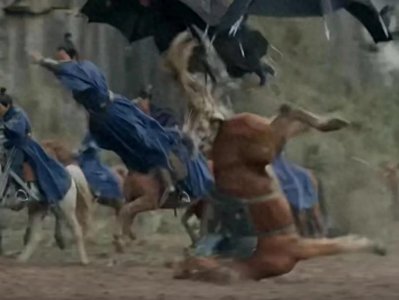 ​《且试天下》回应摔马质疑，马匹非常健康，吴京电影也有类似镜头