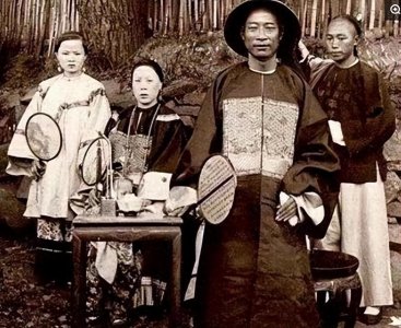 ​晚清残酷刑罚老照片“骑木驴游街的妇女”被当众千刀万剐的死刑犯