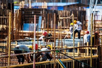 ​每次路过工地看到满头大汗的农民工兄弟，我都会忍不住再多看几眼