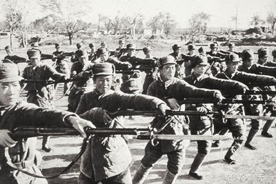 ​他14岁参军抗日，每次战斗仅3发子弹，第一次拼刺刀刺死四个敌人