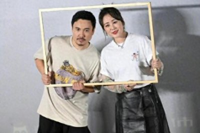 ​沈腾妻子与马丽罕见同框，妻子王琦一身红衣，马丽在一旁显得尴尬